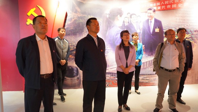 集團(tuán)公司開(kāi)展“不忘初心、牢記使命”主題黨日活動(dòng) <br/> — 參觀主題教育檔案文獻(xiàn)展